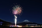 富士山バックに打ち上げ花火（イメージ）