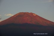 少しだけ赤く染まった富士山