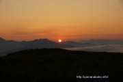 山の向こうから上がる朝日