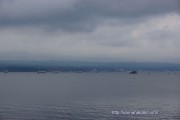 曇り空の山中湖でわかさぎ釣り