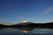 水たまりに映る朝の富士山