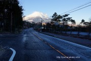 凍結した道路から望む富士山