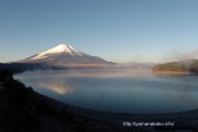 平野湖畔から朝の富士山