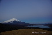 日が当たる前の富士山
