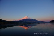 山中湖交流プラザきらら横の河口から逆さ富士