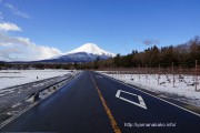 花の都公園内の県道からみた富士山
