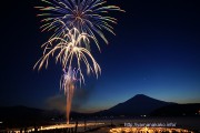 富士山のシルエットと花火