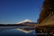 氷の切れ目から逆さ富士