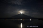 富士山頂に月が沈むパール富士