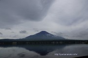 曇り空の下、富士山