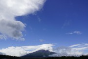 青空の下に富士山