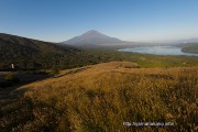 ススキの原から望む富士山と山中湖