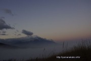 日が当たる前の富士山