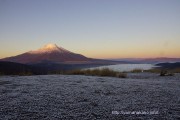 霜で真っ白な明神山山頂から富士山