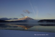 雪の積もった湖畔から朝の富士山