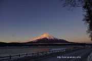 朝7時頃の富士山と道路