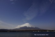 青空の下富士山