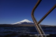 凍てつく手すり越しに富士山