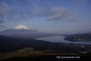 明神山山頂から山中湖と富士山