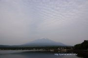 うろこ雲と霞んだ富士山