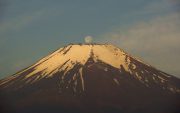 富士山頂の真ん中だけど薄い月