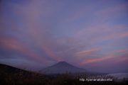 朝焼けの下、富士山