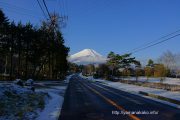 雪の残る道路から富士山を望む