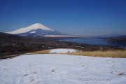 雪原から望む山中湖と富士山