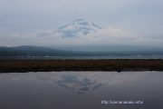 曇り空の下にチラッと富士山