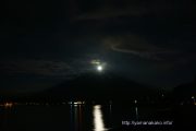富士山に沈む満月