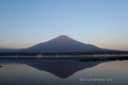 朝の逆さ富士