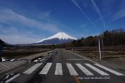 花の都公園の県道から望む富士山