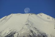 新雪の富士山頂に沈む月