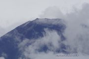 ほんの少し雪を被った富士山