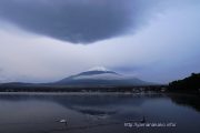 雪化粧した富士山と吊し雲