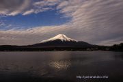 雲が増え、富士山にだけ日が当たってました