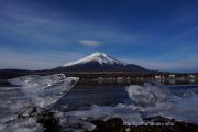 岸に盛り上がった氷