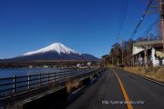 雪のない湖畔道路から望む富士山