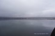 グレーの空と湖