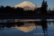 氷に映る逆さ富士