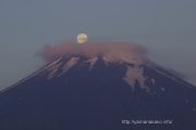 富士山頂に沈む月