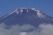 うっすらと白くなった富士山頂