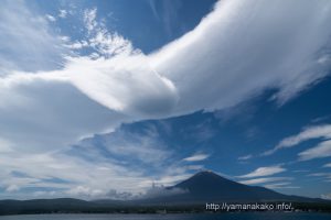 富士山にかかる大きな吊し雲