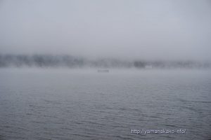 けあらしと霧の山中湖