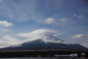 笠雲を被った富士山