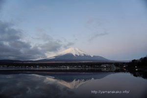 日が当たる前の逆さ富士