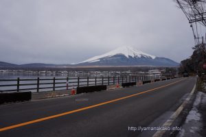 雪のない道路越しの富士山