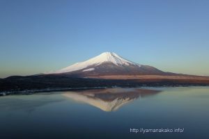 山中湖上空から見た逆さ富士