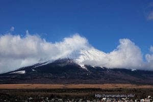 雲がへばりついている富士山