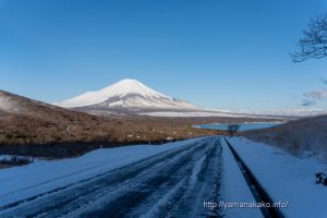 積雪した道路と雪化粧富士山